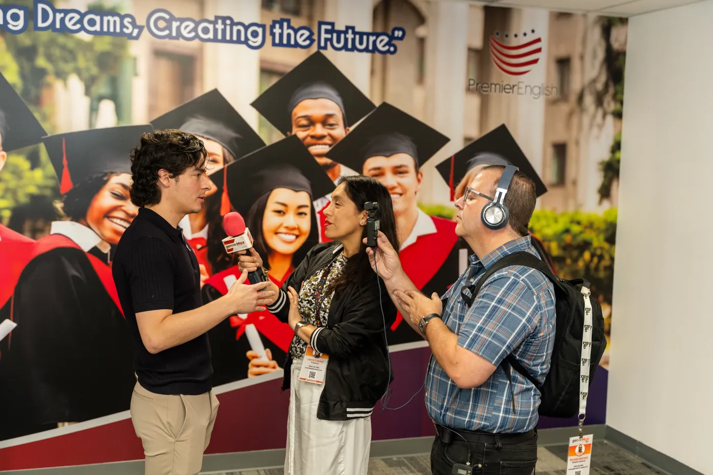 Entrevista grabada ante un mural de Premier English durante la inauguración