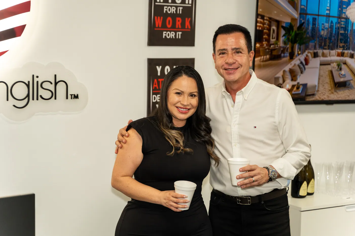 Dos invitados posan en el interior de la sede durante la inauguración
