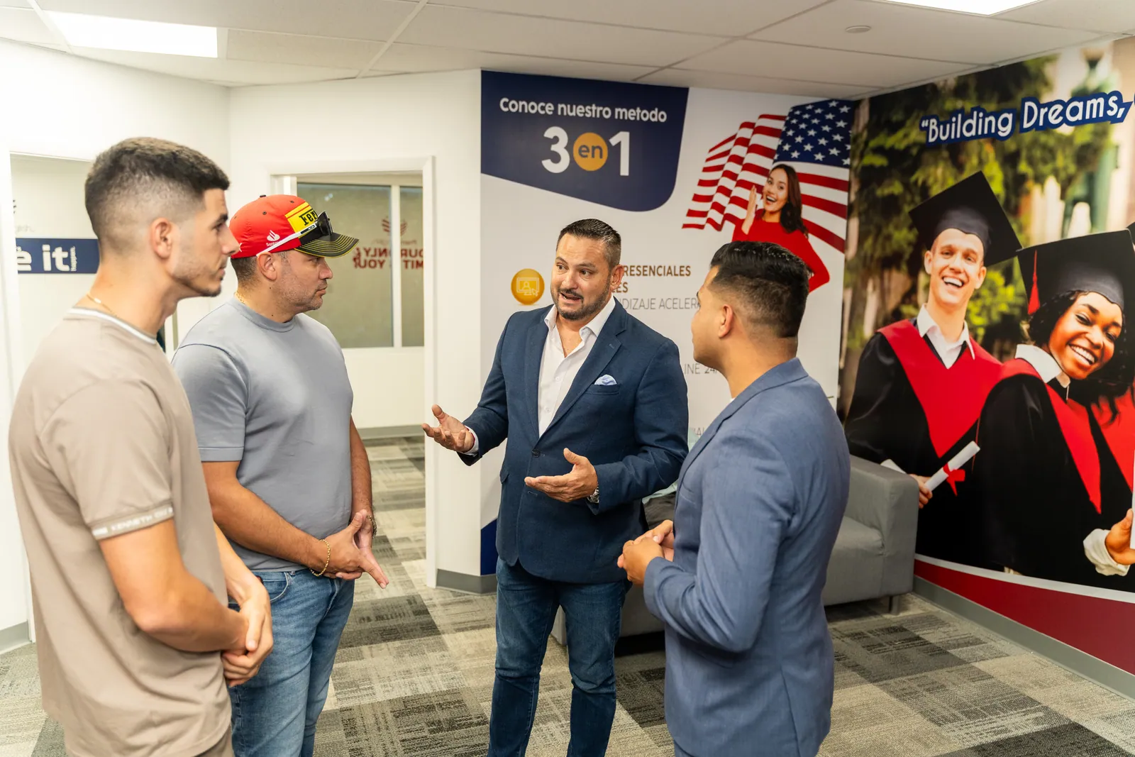 Personas conversando en uno de los espacios de la sede durante su inauguración
