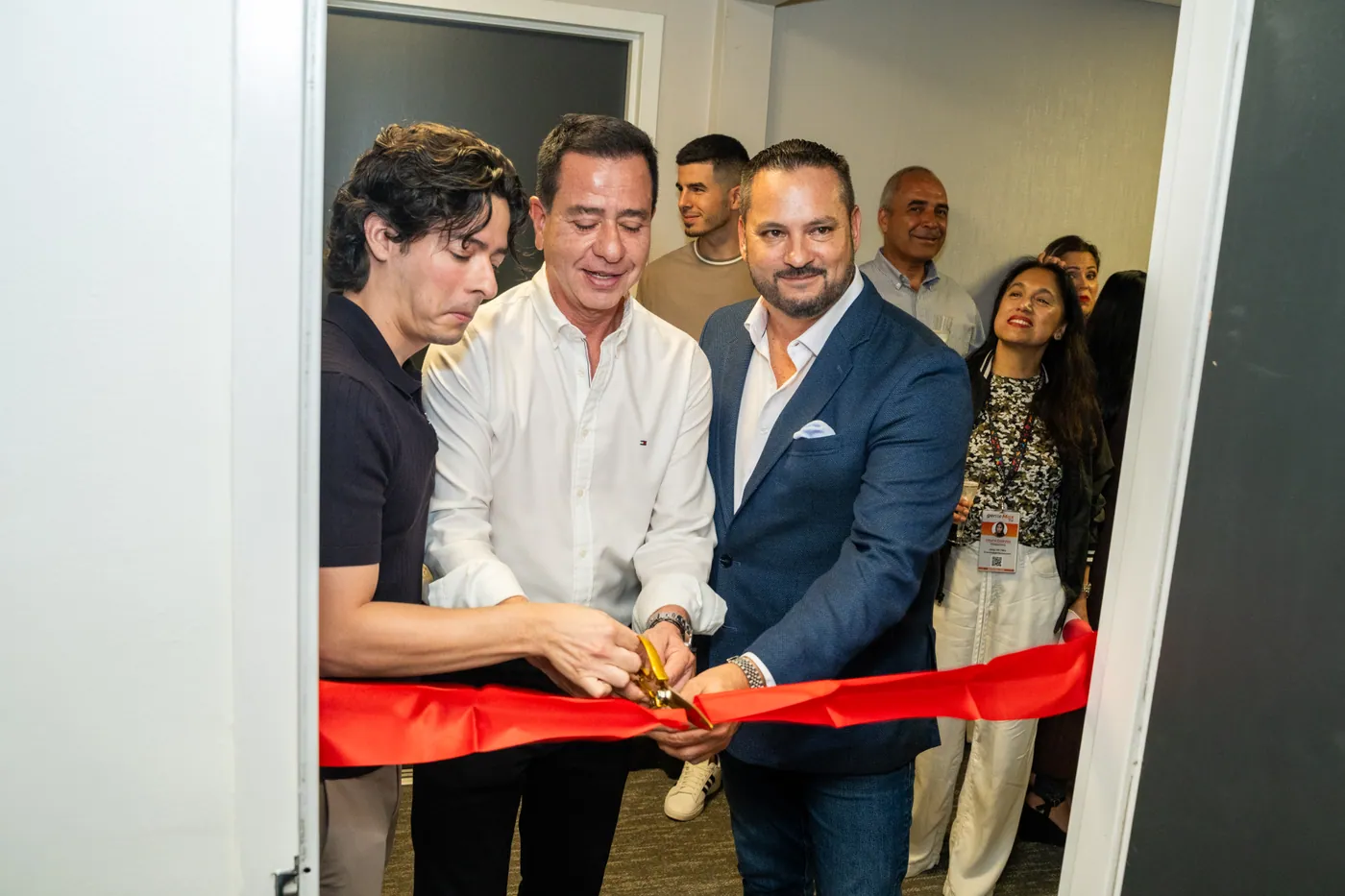 Corte de cinta durante la inauguración de la sede Doral
