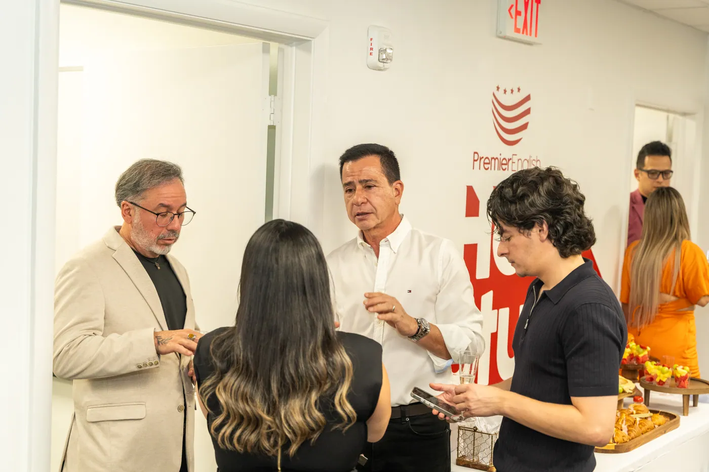 Asistentes conversando en la sede durante la inauguración