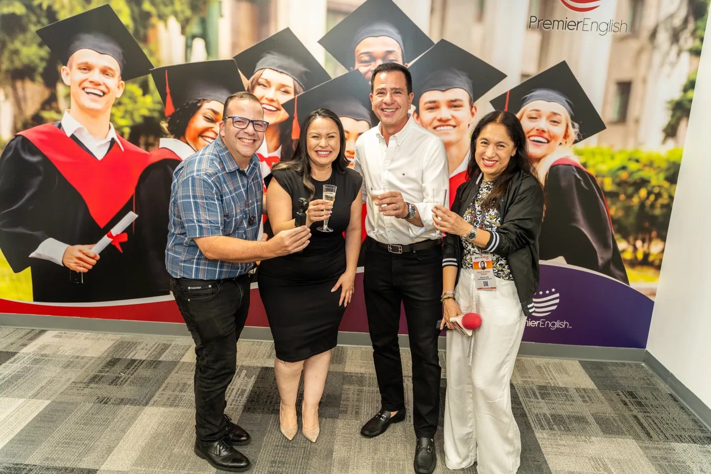 Invitados reunidos durante la inauguración de la sede Doral