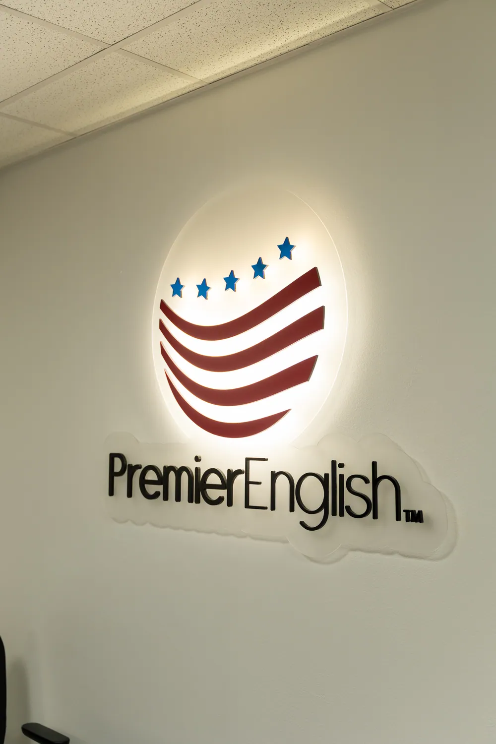 Logotipo de Premier English en la pared interior de la sede